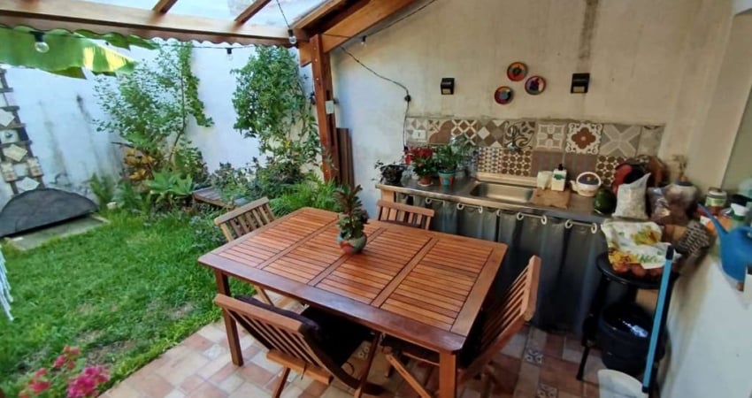 Sobrado Duplex à Venda no Bairro do Campo Grande em Santos-SP  3 Quartos, 1 Sala, 2 Banheiros, 1 Vaga de Garagem  100m² de Área