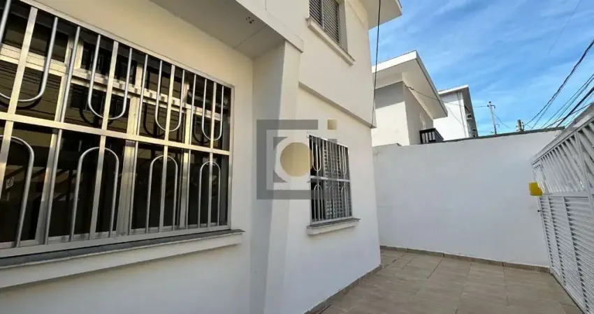 Casa sobreposta baixa à venda em Santos com 2 quartos e quintal