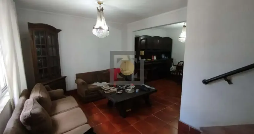 Casa à venda em Santos-SP, Boqueirão: 3 quartos, 2 salas, 1 vaga. Ambiente acolhedor e ideal para modernização!