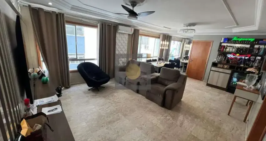 Espaçoso apartamento de 3 quartos e 2 vagas de garagem à venda no Gonzaga, Santos-SP