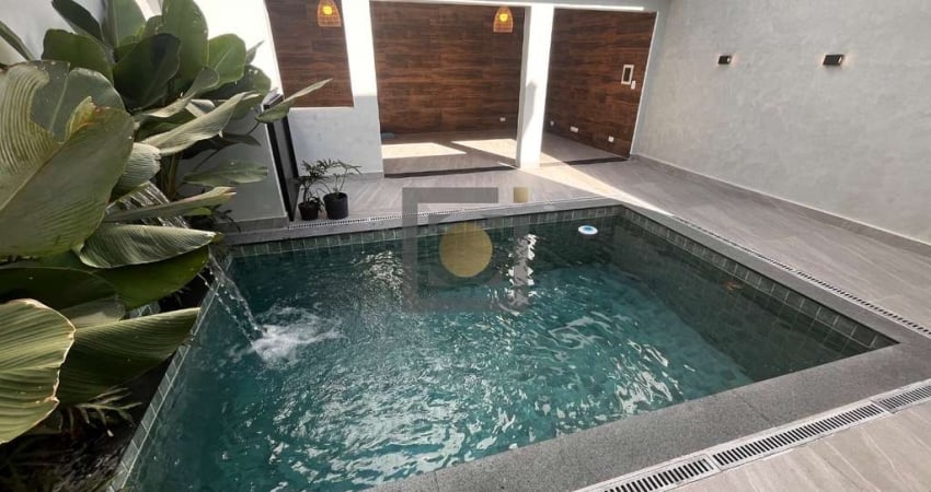 Imperdível: Casa à venda em Santos-SP, no Embaré, 3 quartos, 3 suítes, 3 salas, 5 banheiros, 200m². Venha conferir!
