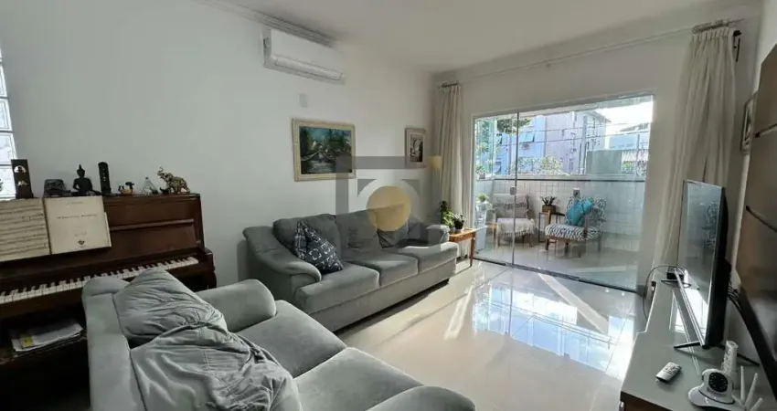 Imperdível! Casa à venda em Santos-SP, na Ponta da Praia, com 3 quartos, 1 suíte, 1 sala, 2 banheiros e 2 vagas de garagem
