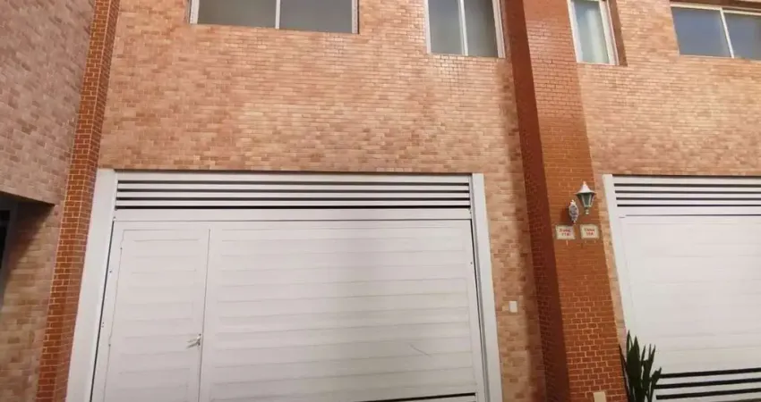 Casa à Venda em Santos - Marapé, 2 suítes, 2 vagas, 76 m² com piscina