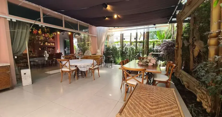 Casa à venda em Pompéia (Santos) – 3 dormitórios, 2 suítes, 4 vagas, frente