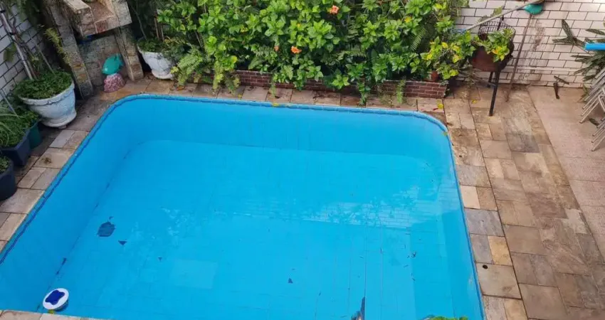 Casa à venda em Santos (Aparecida) – 3 quartos, 1 suíte, 2 vagas, com áreas internas/externas de 182 m²