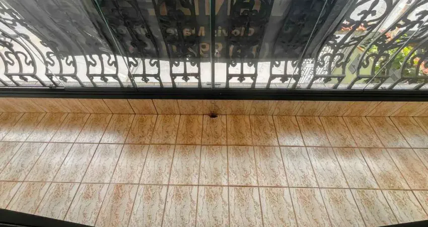 Casa Residencial 3 Dormitórios, 2 Vagas, Frente em Santos – Financiamento Aceito