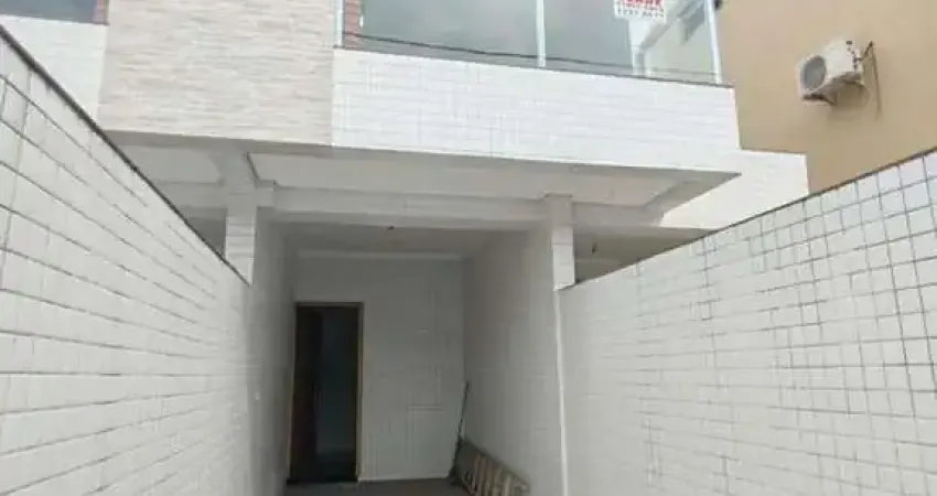 Casa à venda em Embaré, Santos – 3 quartos, 2 suítes, 2 vagas, frente