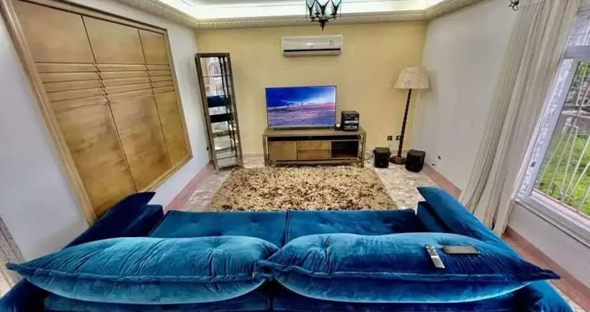 Casa à venda em Ponta da Praia (Santos) – 3 dorms, 2 suítes, mobiliada, frente