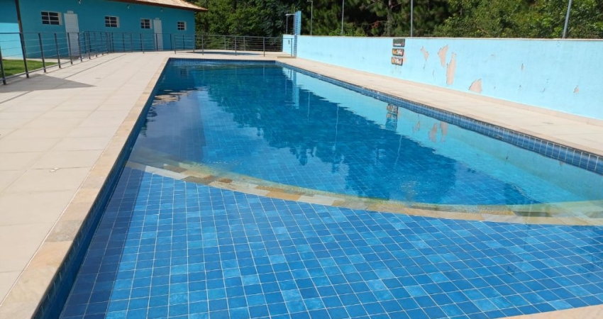 Casa térrea em Condomínio Colinas de Cotia, com lazer completo, 2 vagas livres, cercada de muito verde
