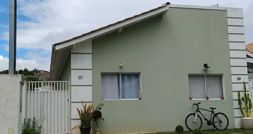 Casa térrea em Condomínio Colinas de Cotia, com lazer completo, 2 vagas livres, cercada de muito verde