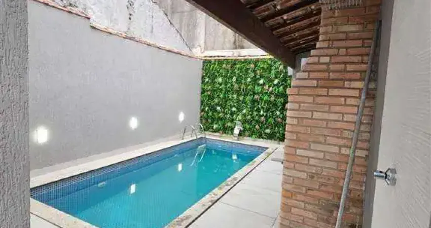 Excelente casa isolada de 2 dormitórios com churrasqueira e piscina na Vila Mirim!