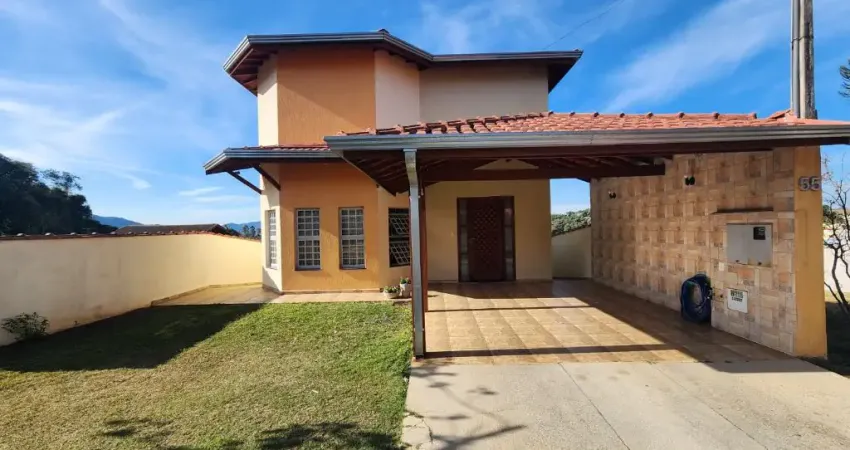Sobrado em condomínio fechado com 2 dormitórios e mezanino.