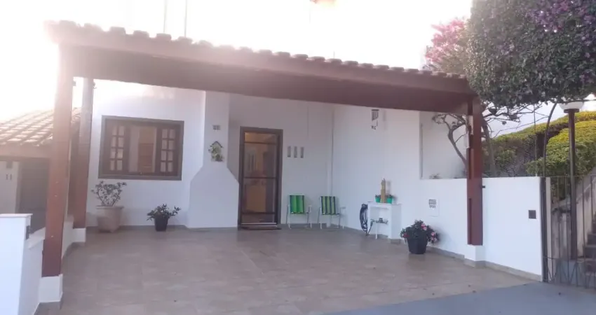 Sobrado em condomínio fechado com 2 dormitórios e área de lazer