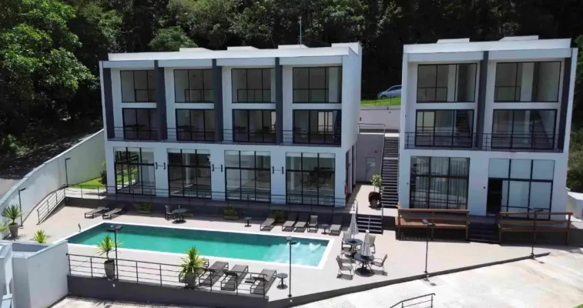 Situado em águas de lindóia, o condomínio loft camp esta localizado em uma área cercada por muito verde e muito bem localizada.