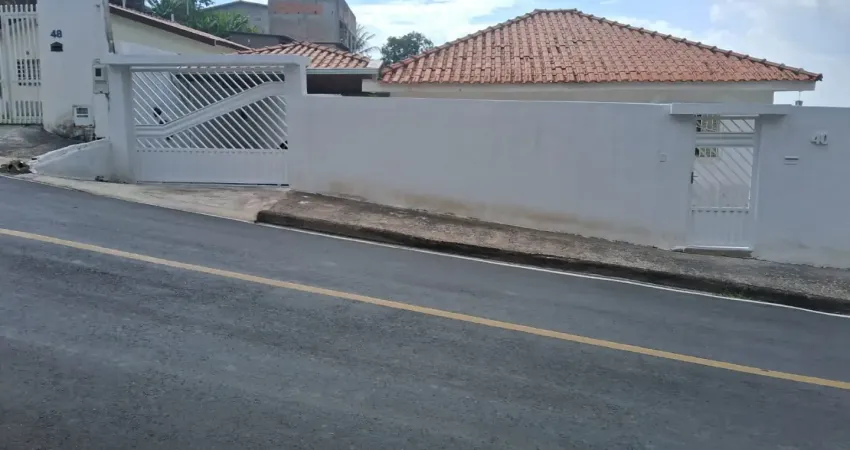 Casa com 2 dormitórios em aguas de lindóia a 5 minutos do centro da cidade.