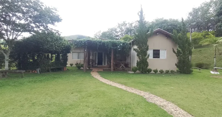 Chacara em aguas de lindóia com 2.400m² e uma casa estilo rustica .