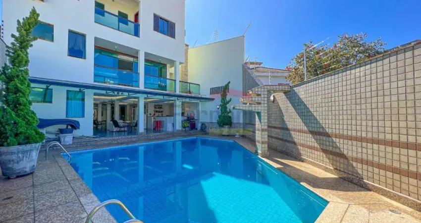 Residência Magnífica: 5 suítes, 8 vagas, piscina, academia, churrasqueira, 800m² construído.