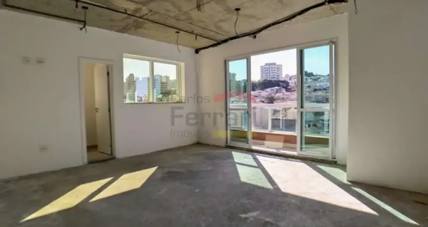 Sala comercial com sacada, 2 banheiros com ventilação natural, 1 vaga de garagem, no contra piso.