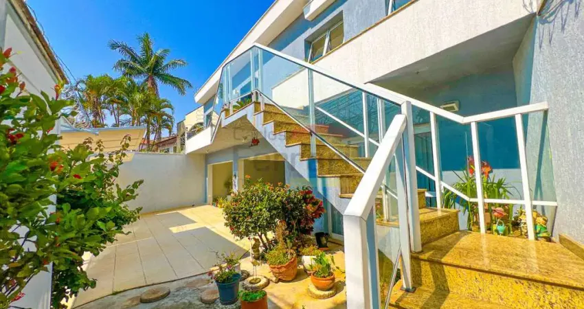 Sobrado a venda no Palmas do Tremembé, 3 suítes, 6 vagas, piscina, churrasqueira, quintal e edícula.