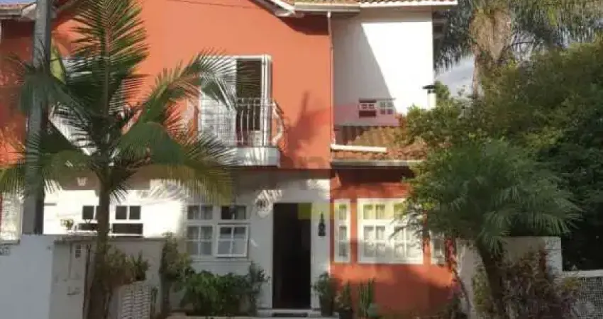 Condomínio Fechado, sobrado com 3 dormitórios, sendo 1 suíte, 2 vagas