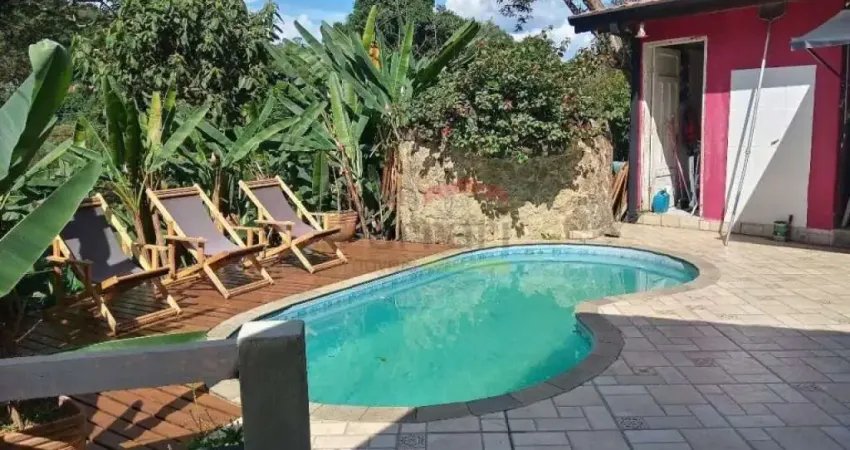 Linda casa de padrão rústico no Condomínio Parque Suíça, em meio a Serra da Cantareira com 133m²  de