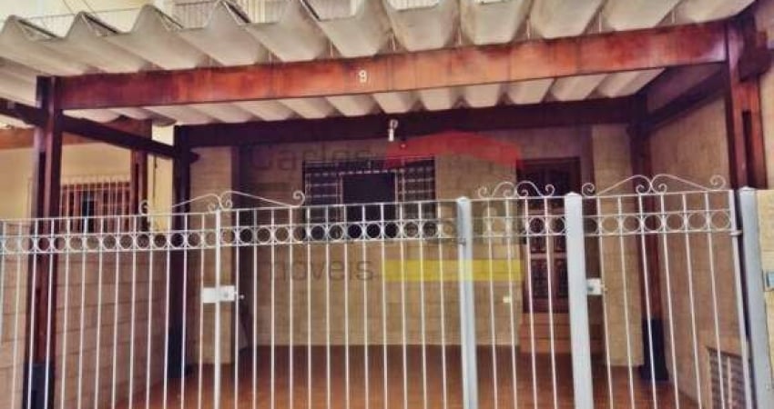 Sobrado na Parada Inglesa, com 3 quartos, 2 vagas, a poucos passos do Metrô
