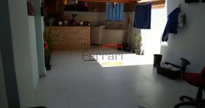 Sobrado com 3 dormitórios, sendo 1 suíte, 1 vaga e quintal com churrasqueira