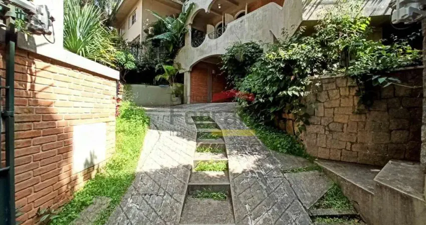 Locação Alto Padrão - Casa Assobradada Imponente no Pé da Serra | 446m² de Sofisticação!