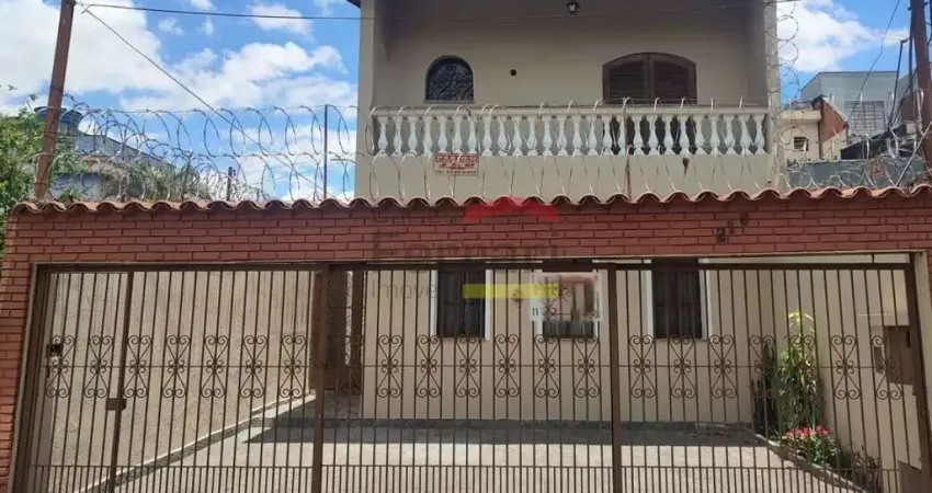 Sobrado 3 suítes, 3 vagas, Varanda, Área gourmet com churrasqueira, quintal, entrada lateral.