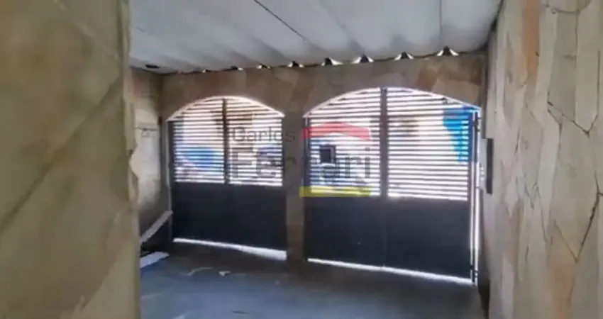 CASA TÉRREA COM 3 DORMITÓRIOS, 2 VAGAS DE GARAGEM, ENTRADA LATERAL E CHURRASQUEIRA