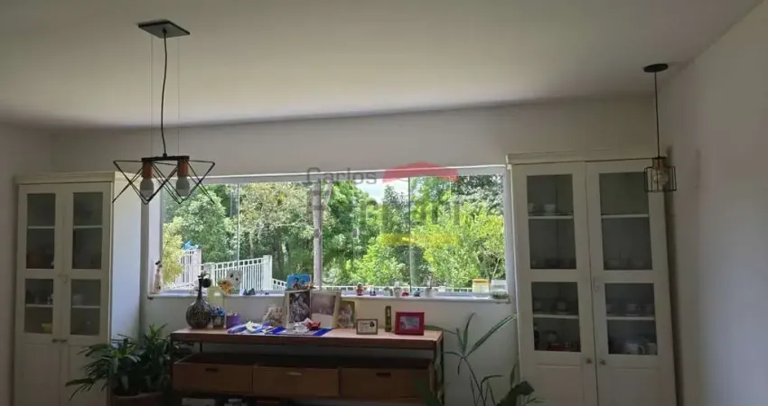 LINDA CASA COM 3 QUARTOS NO CONDOMÍNIO ALPES DA CANTAREIRA 2000M²