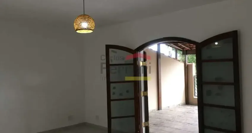SOBRADO NO JARDIM BRASIL COM 4 DORMITÓRIOS NO TOTAL, POSSUI EDÍCULA, QUINTAL, TERRAÇO E 2 VAGAS