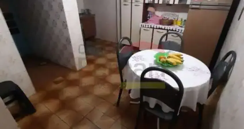 Casa da frente térrea, 2 quartos, 2 vagas, sobrado nos fundos com 2 quartos, sendo 1 suite, quintal
