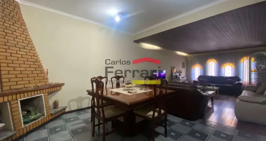 Apresentamos uma casa com dois pavimentos situada em local estratégico da zona norte