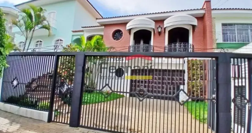 Casa assobradada no Jardim França, com 3 quartos, 4 vagas e piscina