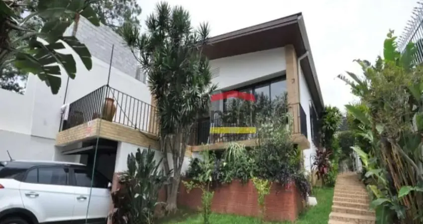 Casa Espaçosa à Venda em Rua Tranquila de São Paulo - 320m² de Terreno