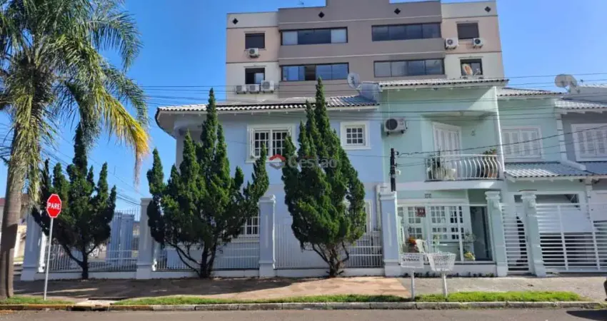 Linda casa de esquina com 03 dormitórios no Bairro Centro