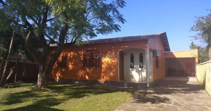 Casa residencial 3 dormitórios sendo uma suíte -  com amplo terreno arborizado.