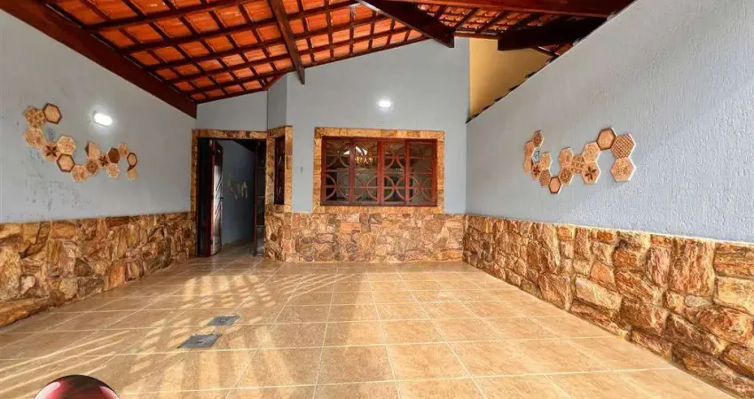 2 QUADRAS DA PRAIA - CASA GEMINADA COM ACABAMENTO DE PRIMEIRA - EM ÓTIMO LOCAL - 2 DORMITÓRIOS E GARAGEM 2 VAGAS.