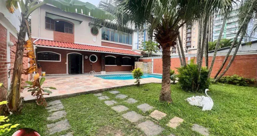 SOBRADO AO LADO DA PRAIA - LOCALIZAÇÃO BOA - COM PISCINA E ÁREA LIVRE -