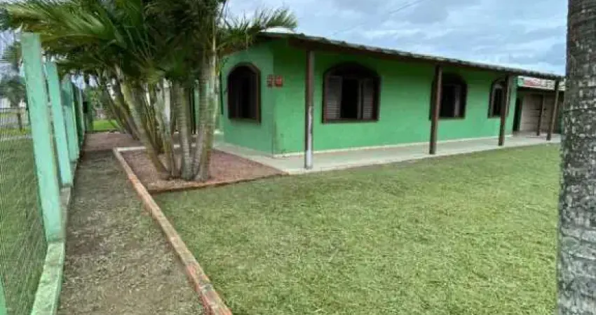 Bela casa, 30 metros da avenida principal,  200 metros do mar e do centro!