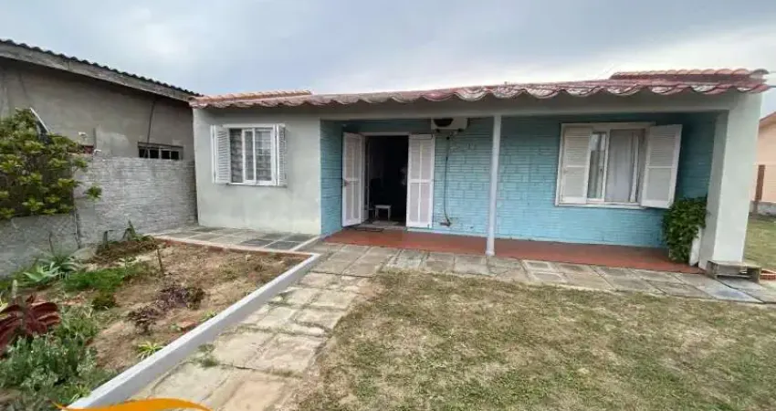 Casa ampla c/ anexo e garagem - 05 dormitórios no centro e 150 mts do mar!