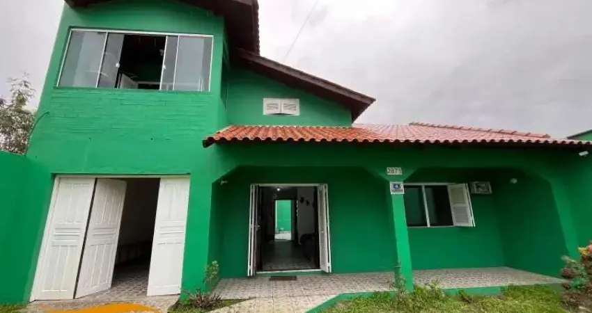 Maravilhosa residência!!!! 04 dormitorios!!!! centro!!!! 50 mts do mar!!!!