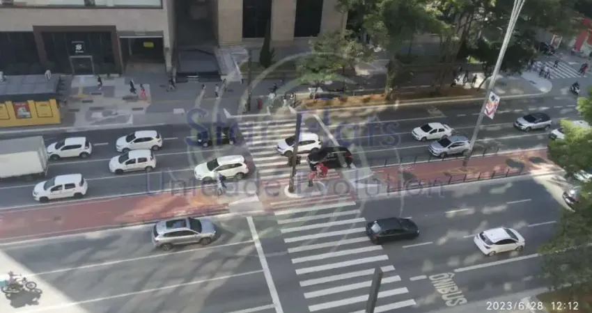 Sala comercial repleta de armários localizada na charmosa avenida paulista.