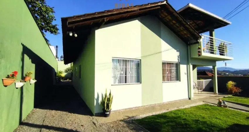 AMPLA CASA A VENDA NO BAIRRO AMIZADE EM JARAGUÁ DO SUL
