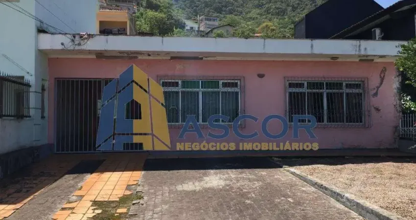 Casa com 3 quartos para alugar na Avenida Governador Jorge Lacerda, --, Costeira do Pirajubaé, Florianópolis