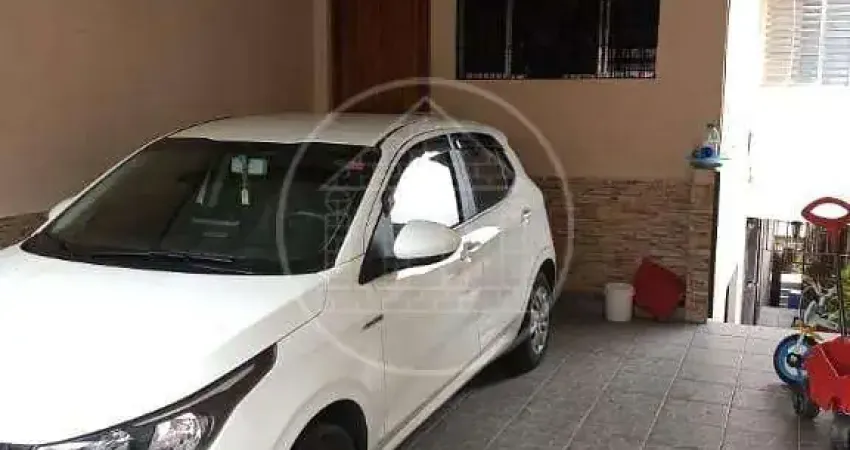 Vendo excelente imóvel com duas casas uma embaixo e outra em cima com 4 dormitórios, sala cozinha e