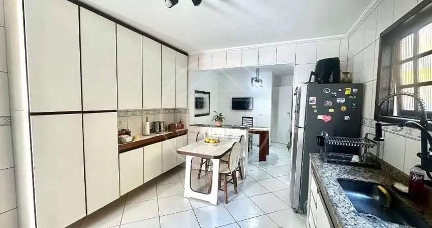 Sobrado Reformado com Cozinha Planejada e Quintal no Parque das Árvores