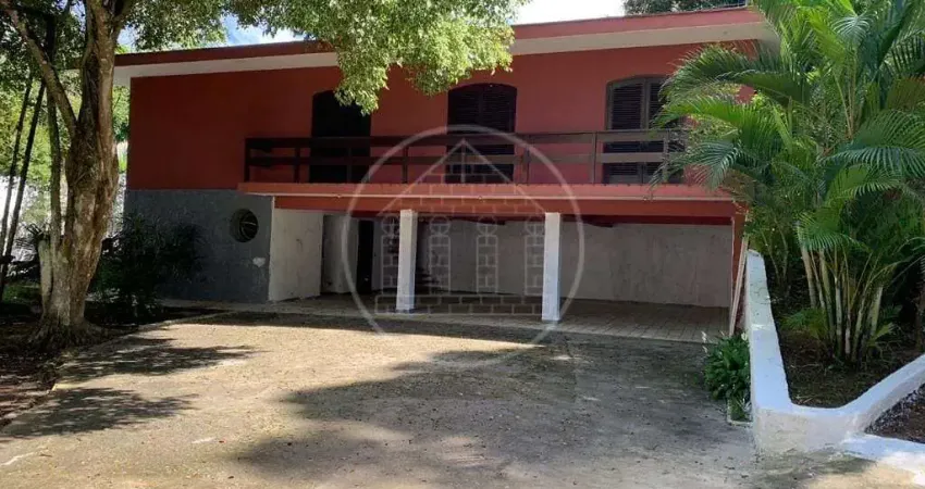 Vendo casa completa, com tudo do que tem uma chácara e com mais 2 casas anexas, no Jardim Shangrilá