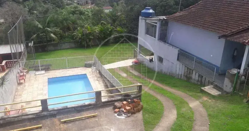 Vendo ótima chácara de 2.250m², com casa de 5 dormitórios sendo 1 suíte no Cipó do meio, com piscin